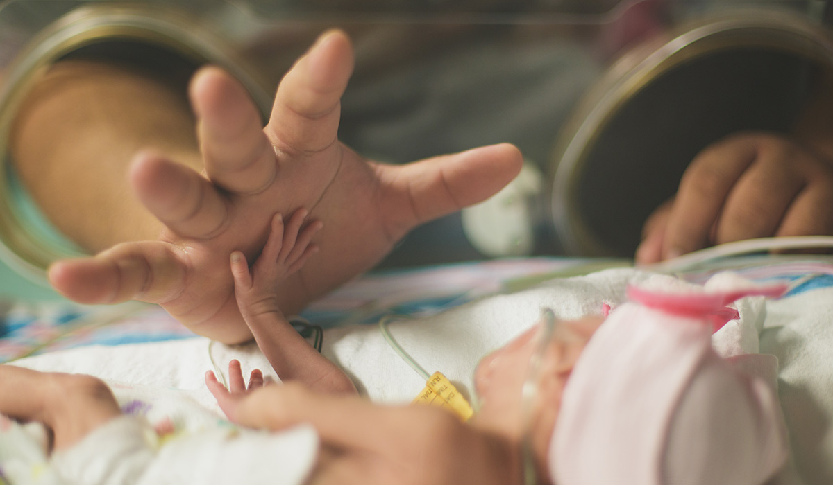 Parent & NICU Baby High Five | About ICU baby